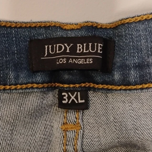 Judy Blue Distressed Jeans - Picture 9 of 10